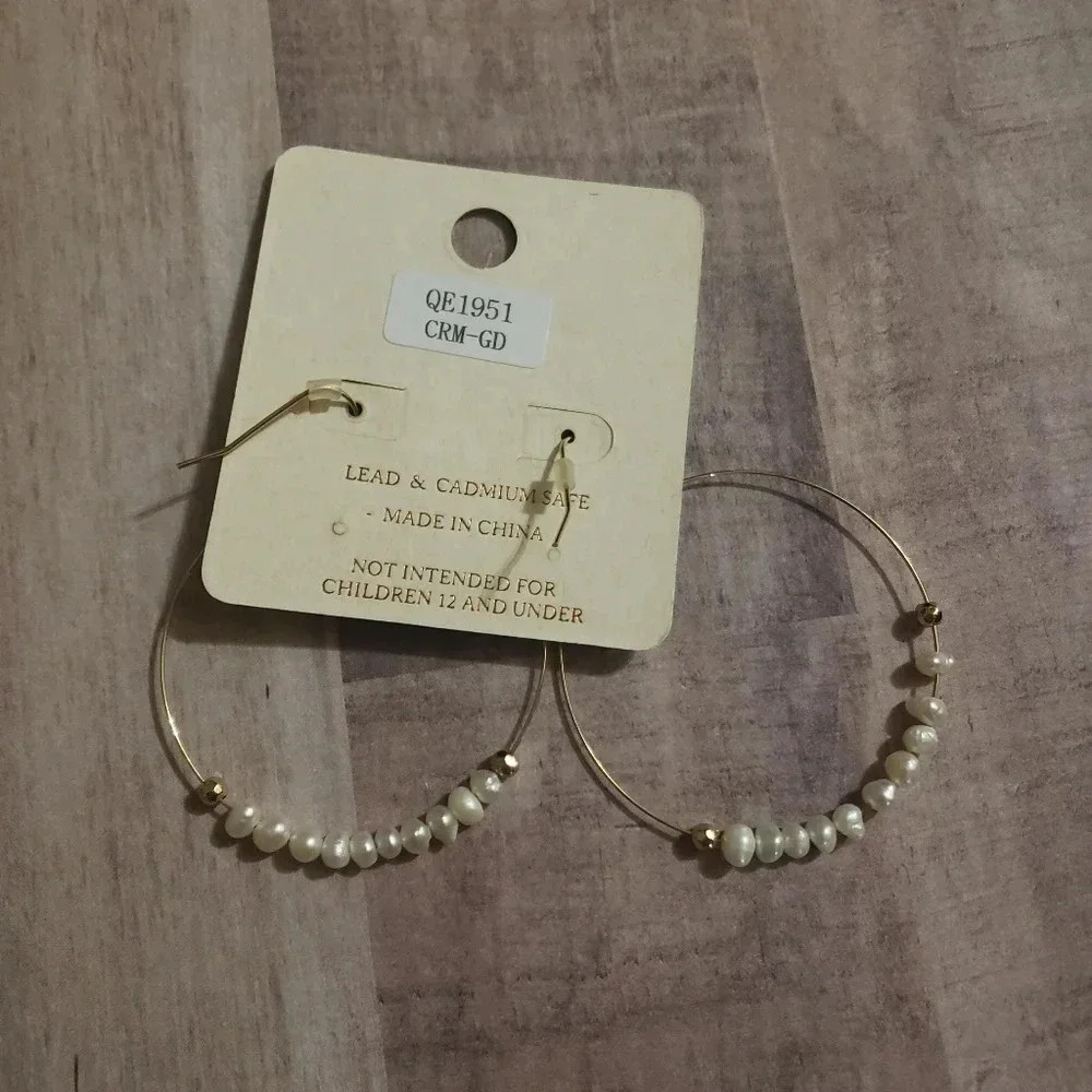 NWT rounded hoop gold color earrings with pearl white‎ beads